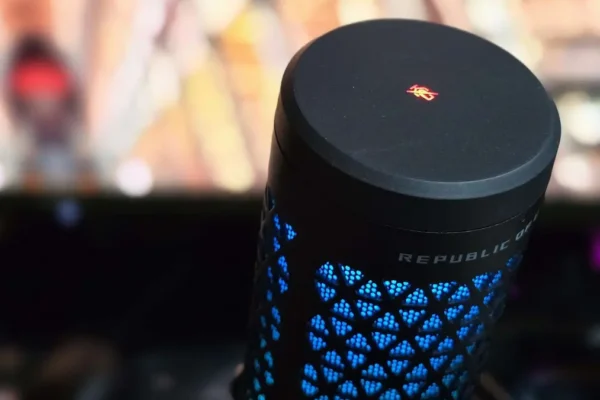 Apresentador processa Google por voz gerada por IA que, afirma, soa como a sua