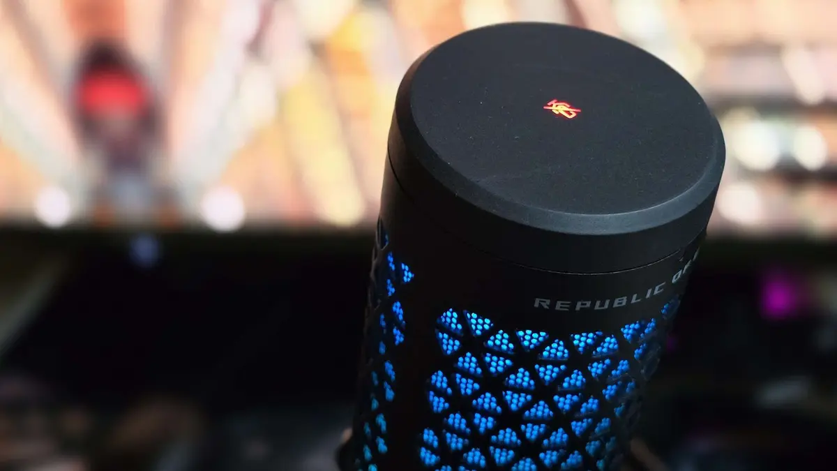 Apresentador processa Google por voz gerada por IA que, afirma, soa como a sua