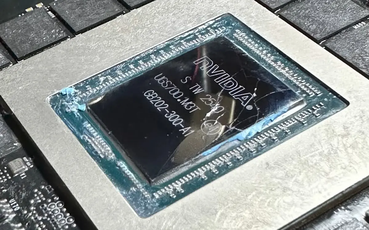 BIOS XOC de 2500 W vaza e fratura die de GPU do MSI RTX 5090 Lightning Z em teste com LN2