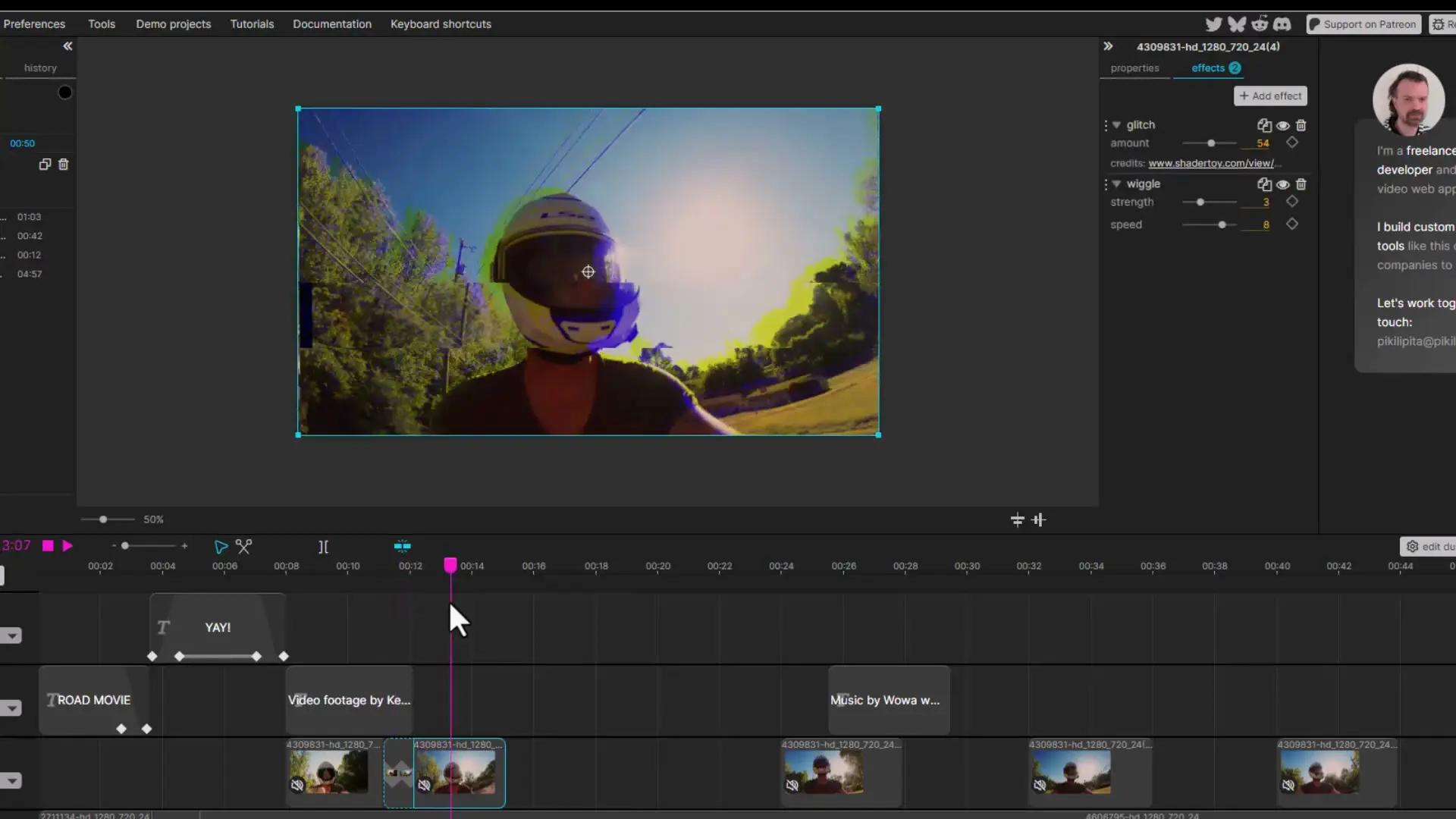 Painel de propriedades com keyframes sendo adicionados para animar texto (fade in e fade out).