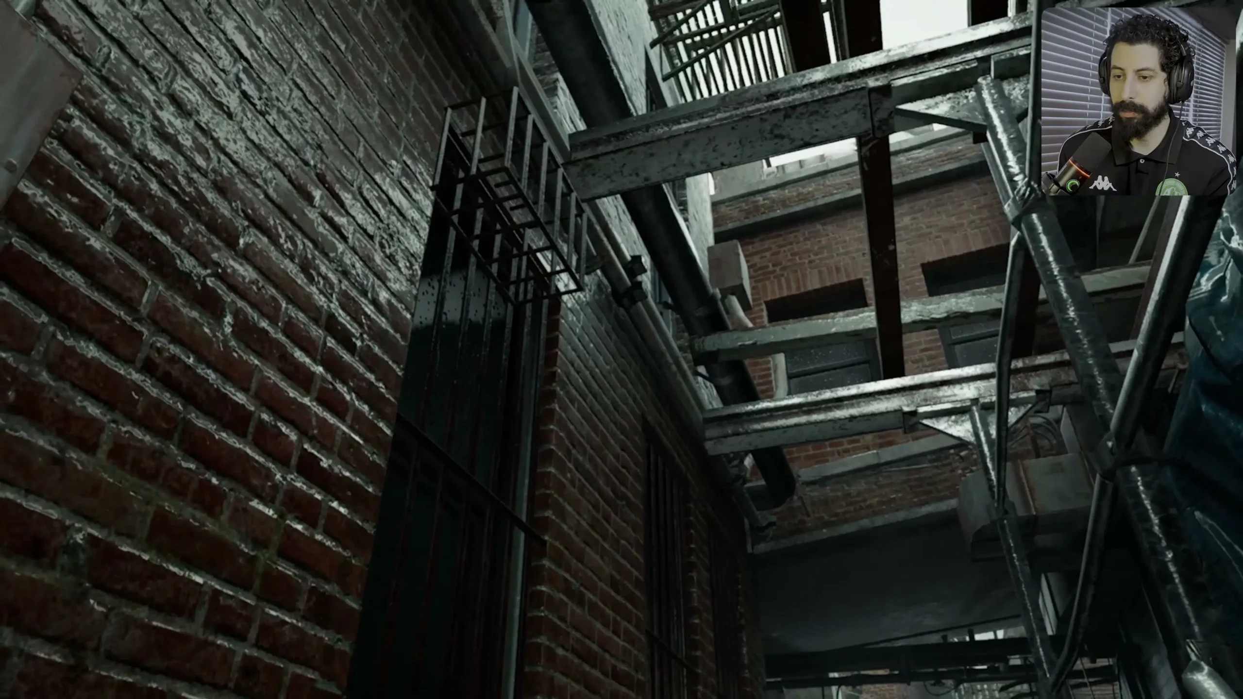 Cena externa com reflexos e iluminacao simplificados em configuracoes baixas durante analise tecnica