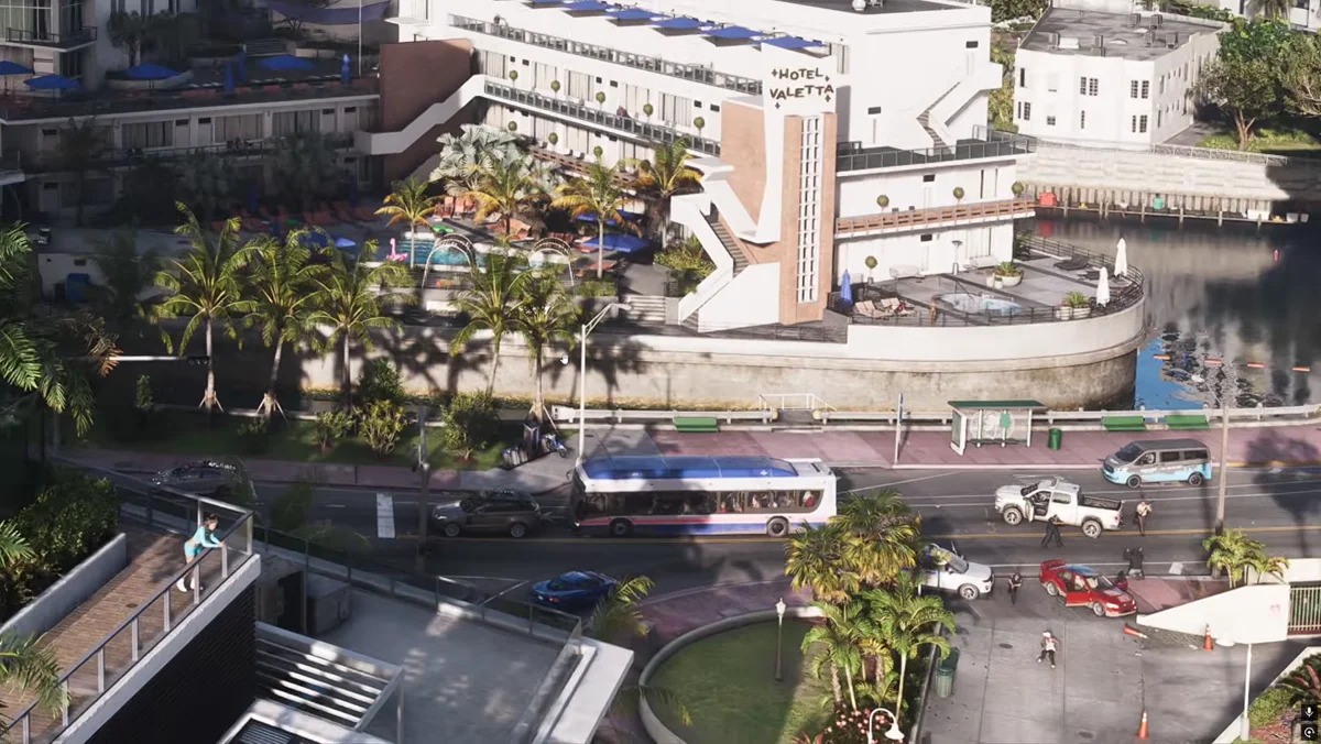 Cena urbana de GTA 6 com trânsito, pedestres e cidade densa