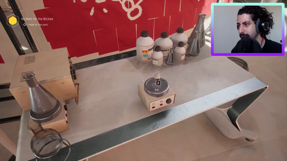 Cena de Atomic Heart com cápsula e tecnologia de aprendizado