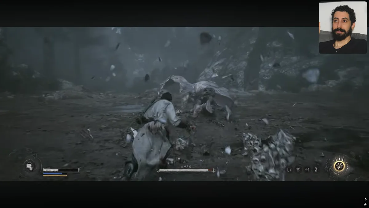 Criatura de Black Myth Zhong Kui com asas e detalhes de física durante o combate