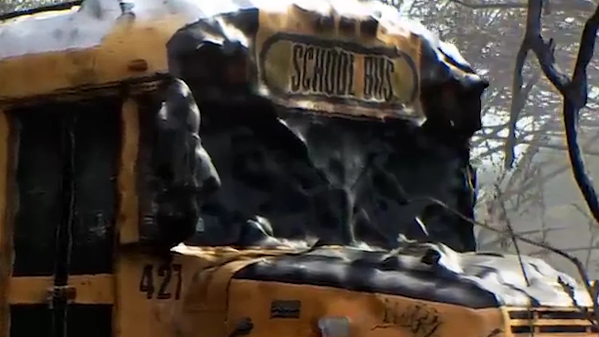 Ônibus escolar em cenário 3D sugerindo uso de fotogrametria