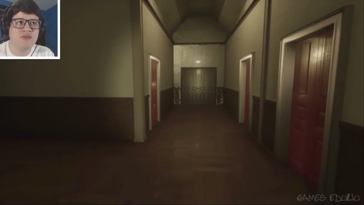 Corredor escuro de jogo de horror com jogador em transmissão