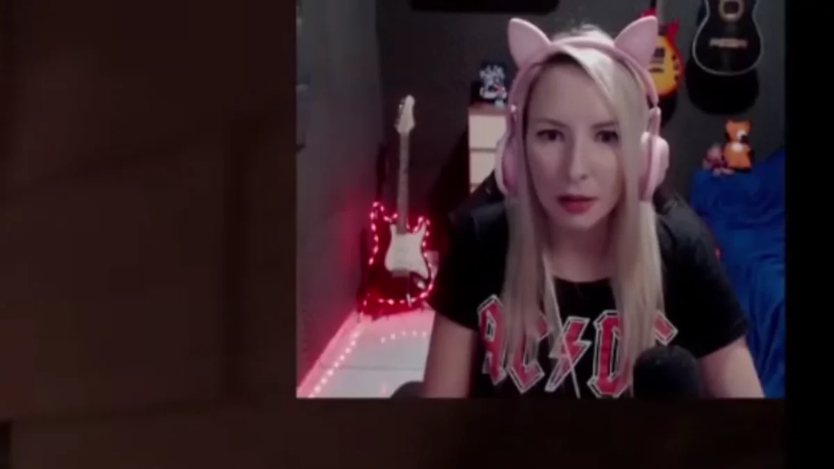 Jogadora em transmissão durante uma cena de horror