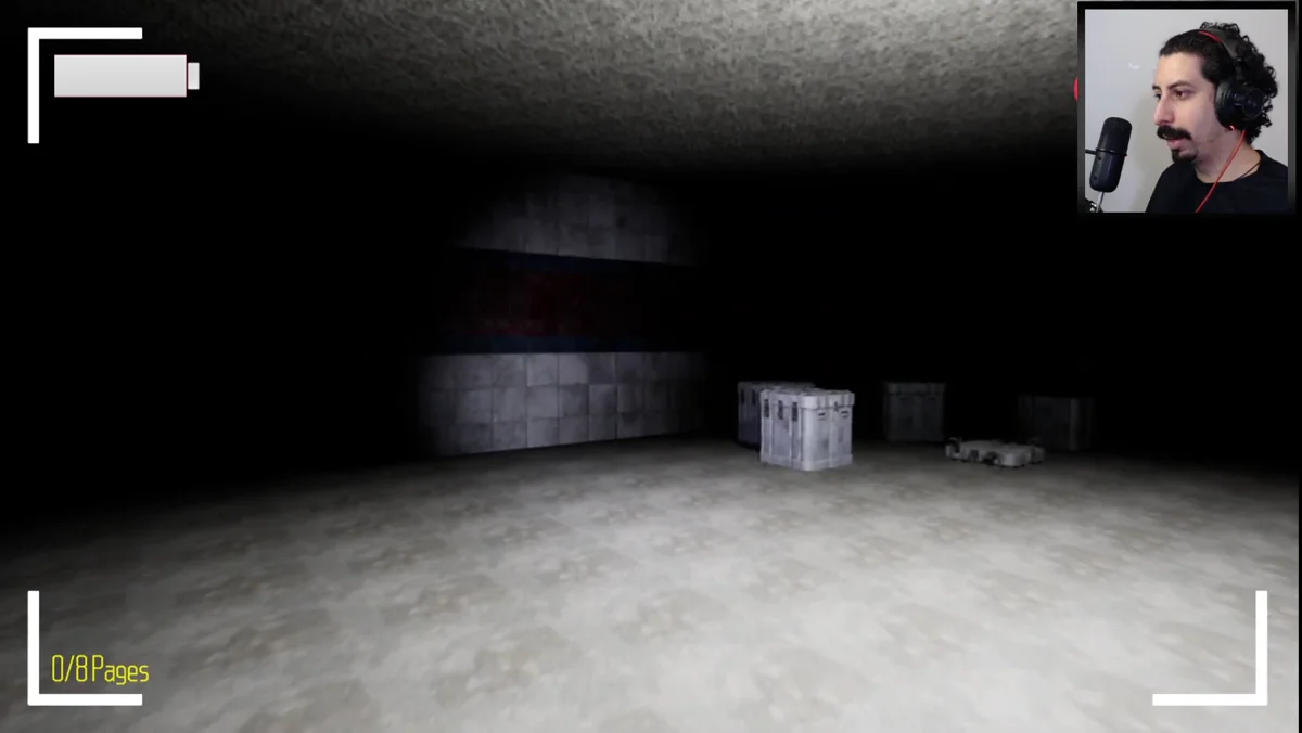 Cenário muito escuro em jogo de terror com lanterna