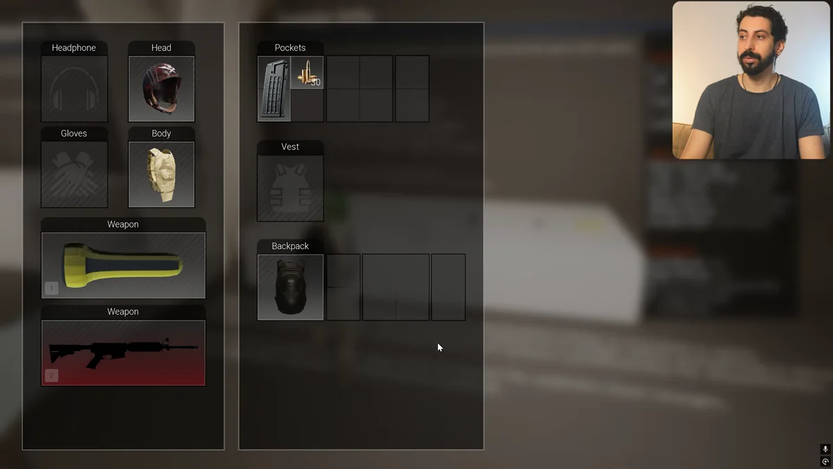 Interface de inventário com arma, itens e slots em uma cena da Unreal Engine