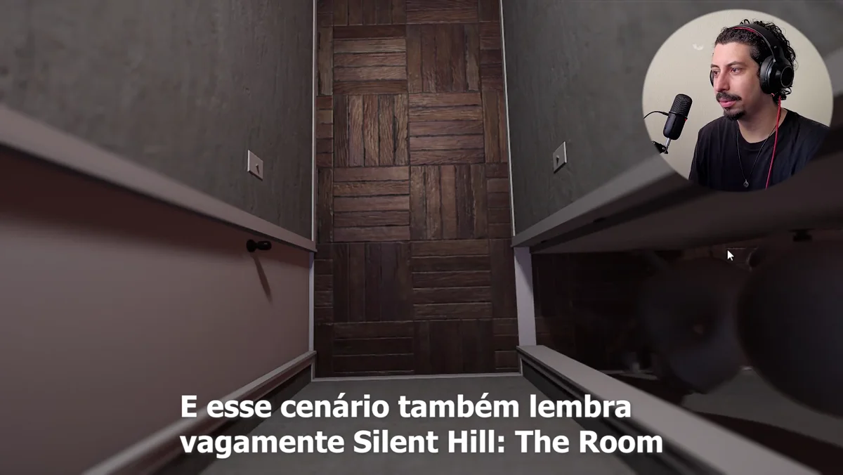 Câmera fixa acompanha o personagem dentro do apartamento