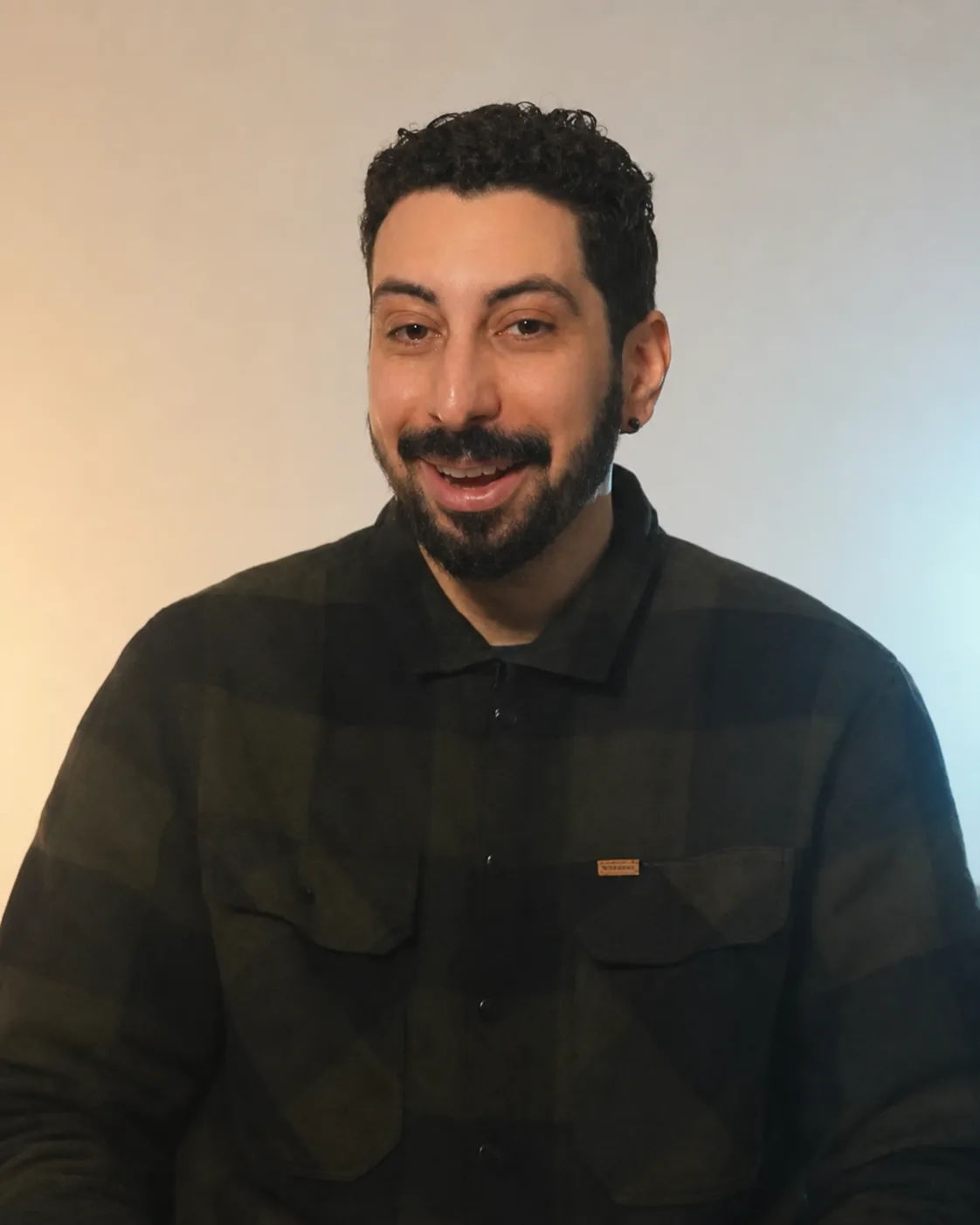 Neri Neto sorrindo em vídeo recente do Neriverso
