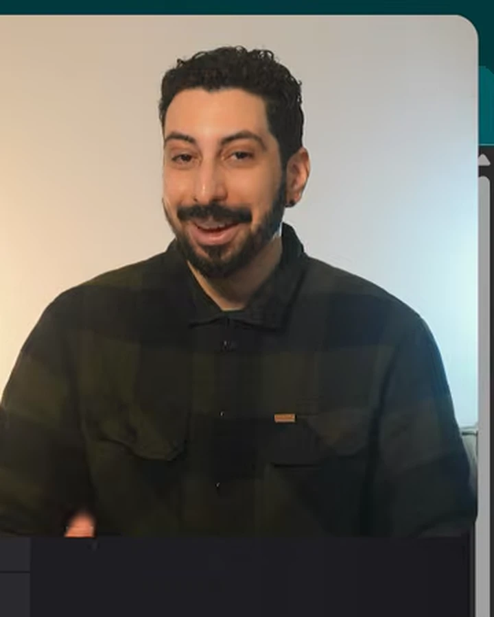 Neri Neto sorrindo em vídeo recente do Neriverso