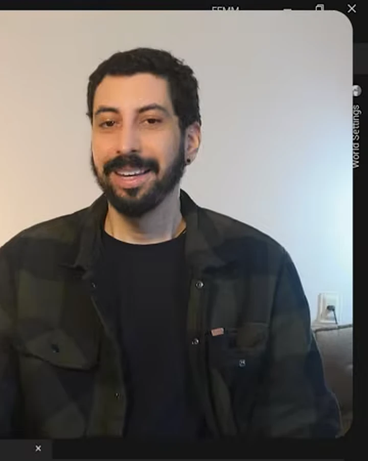 Neri Neto sorrindo e apresentando em enquadramento aberto