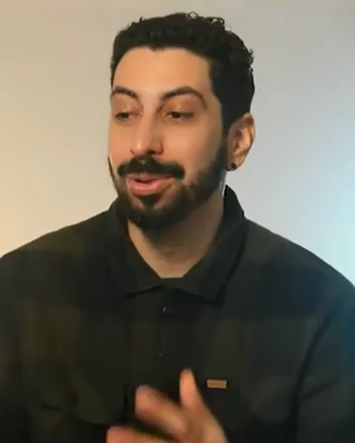 Neri Neto sorrindo e gesticulando em vídeos recentes do Neriverso