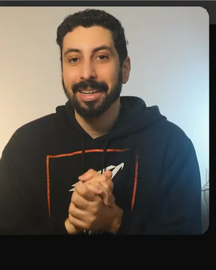 Neri Neto sorrindo em enquadramento aberto no Neriverso