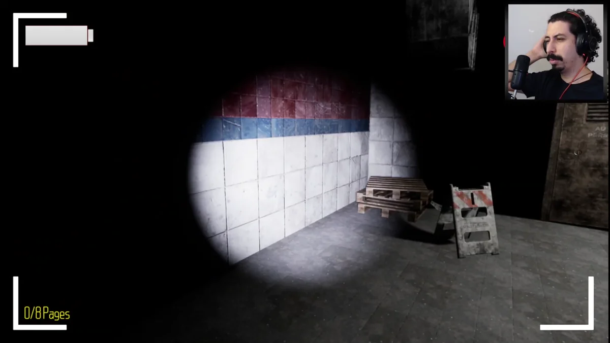 Ambiente escuro iluminado por lanterna em jogo de terror