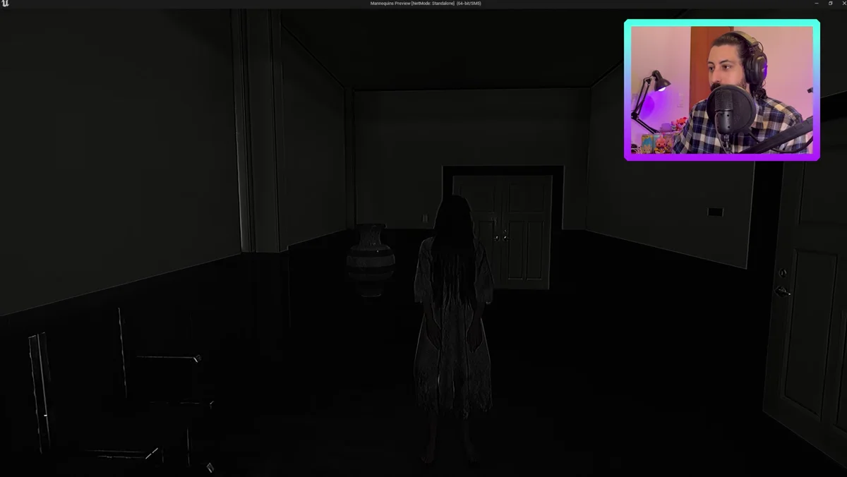 Criatura de terror se aproxima enquanto o personagem vira de costas