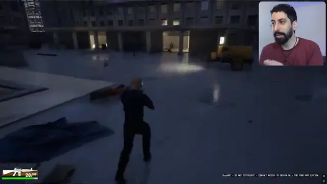 Personagem armado em cenário urbano noturno de jogo