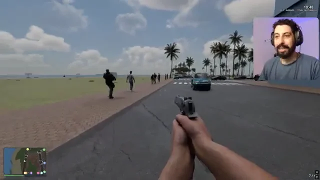 Combate em primeira pessoa em rua litorânea do projeto de GTA