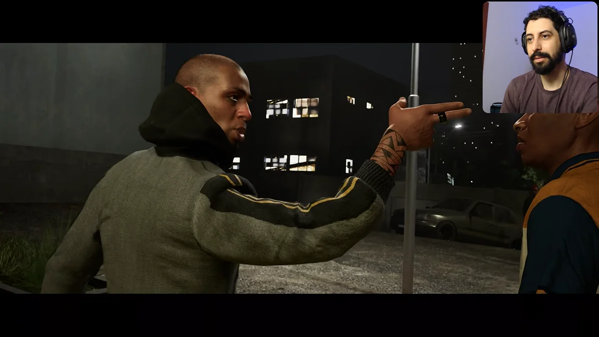 Personagem do Jogo 171 aponta o dedo para outro em discussão numa rua à noite
